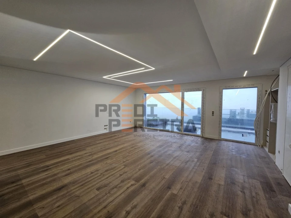 Apartamento T3 para Venda em Pontinha e Famões Foto 2