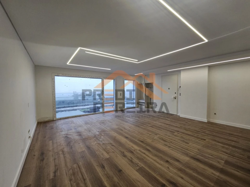 Apartamento T3 para Venda em Pontinha e Famões Foto 3