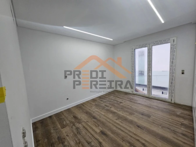 Apartamento T3 para Venda em Pontinha e Famões Foto 27