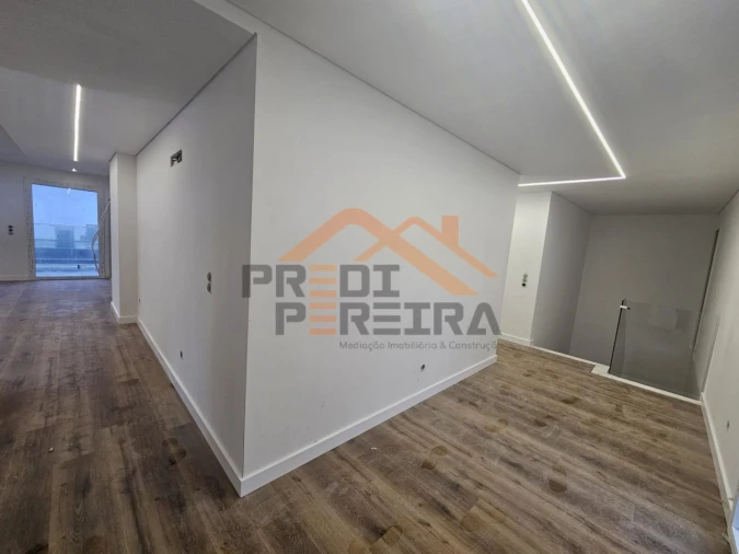 Apartamento T3 para Venda em Pontinha e Famões Foto 8