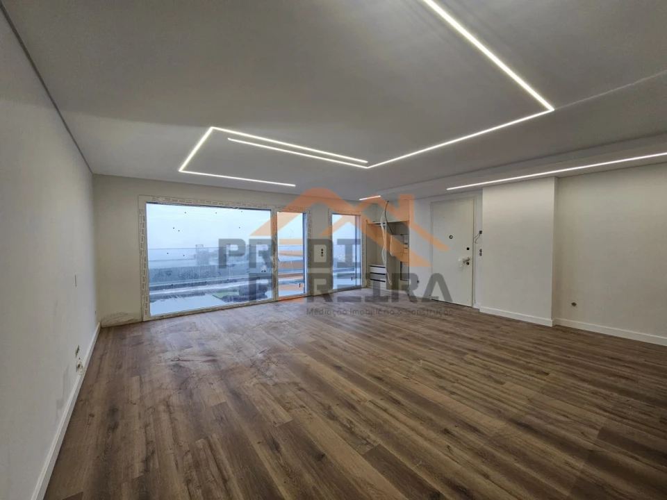 Apartamento T3 para Venda em Pontinha e Famões Foto 2