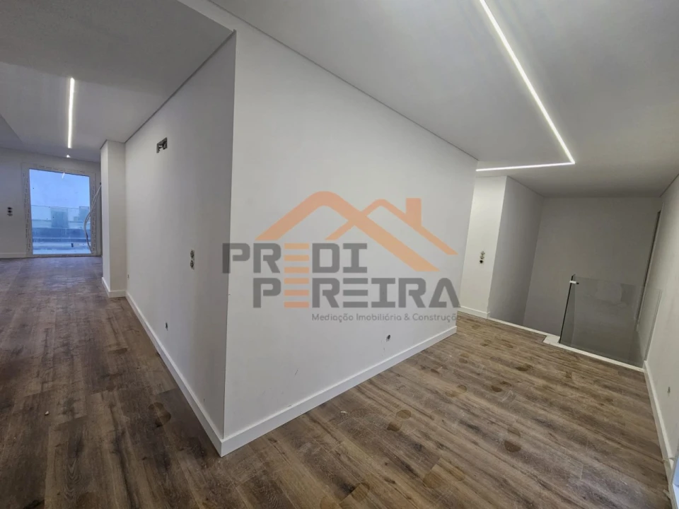 Apartamento T3 para Venda em Pontinha e Famões Foto 9