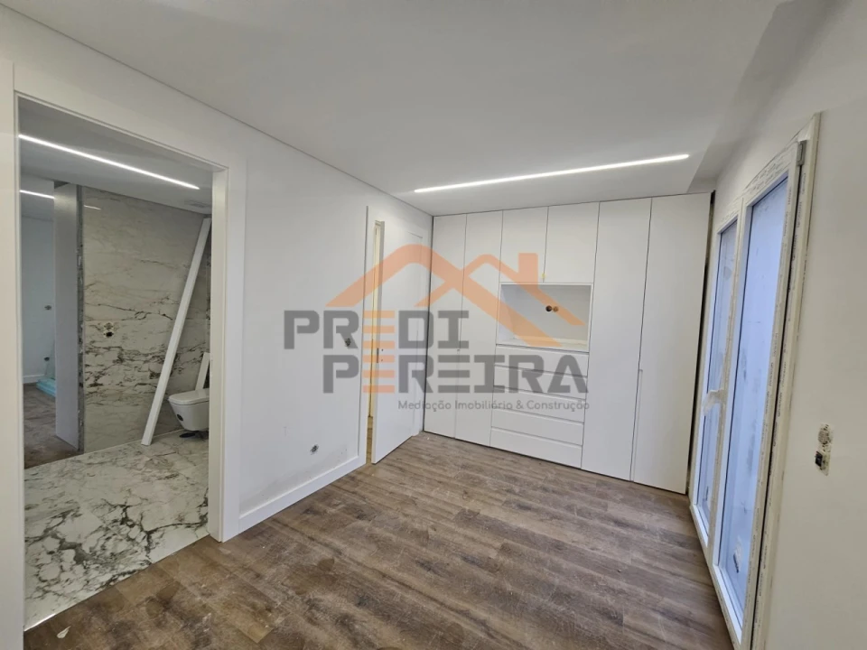 Apartamento T3 para Venda em Pontinha e Famões Foto 30