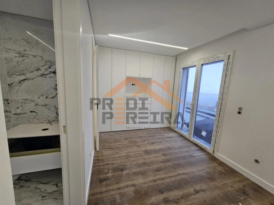 Apartamento T3 para Venda em Pontinha e Famões Foto 32