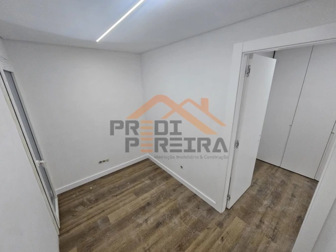 Apartamento T3 para Venda em Pontinha e Famões Foto 24