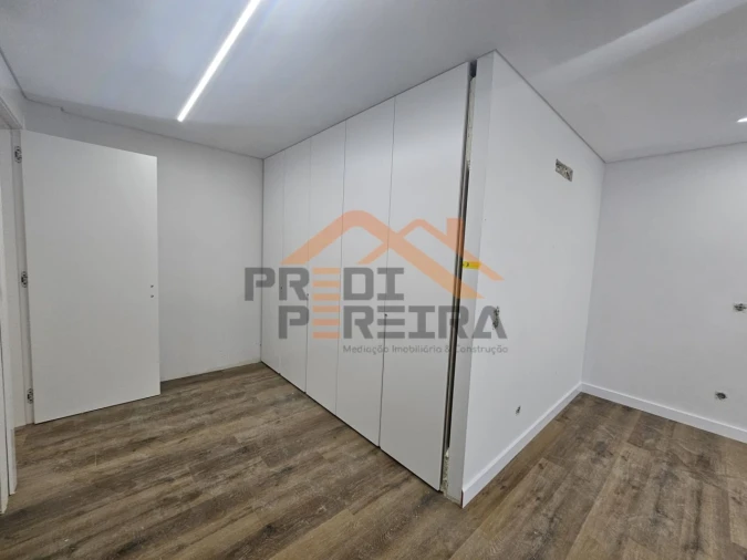 Apartamento T3 para Venda em Pontinha e Famões Foto 25