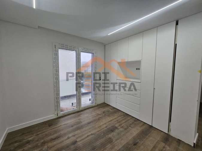 Apartamento T3 para Venda em Pontinha e Famões Foto 28