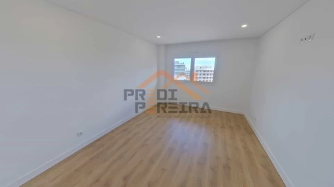 Apartamento T3 para Venda em Santo António dos Cavaleiros e Frielas