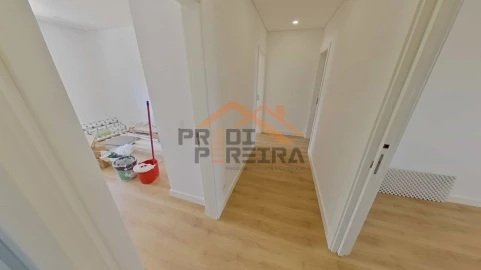 Apartamento T3 para Venda em Santo António dos Cavaleiros e Frielas