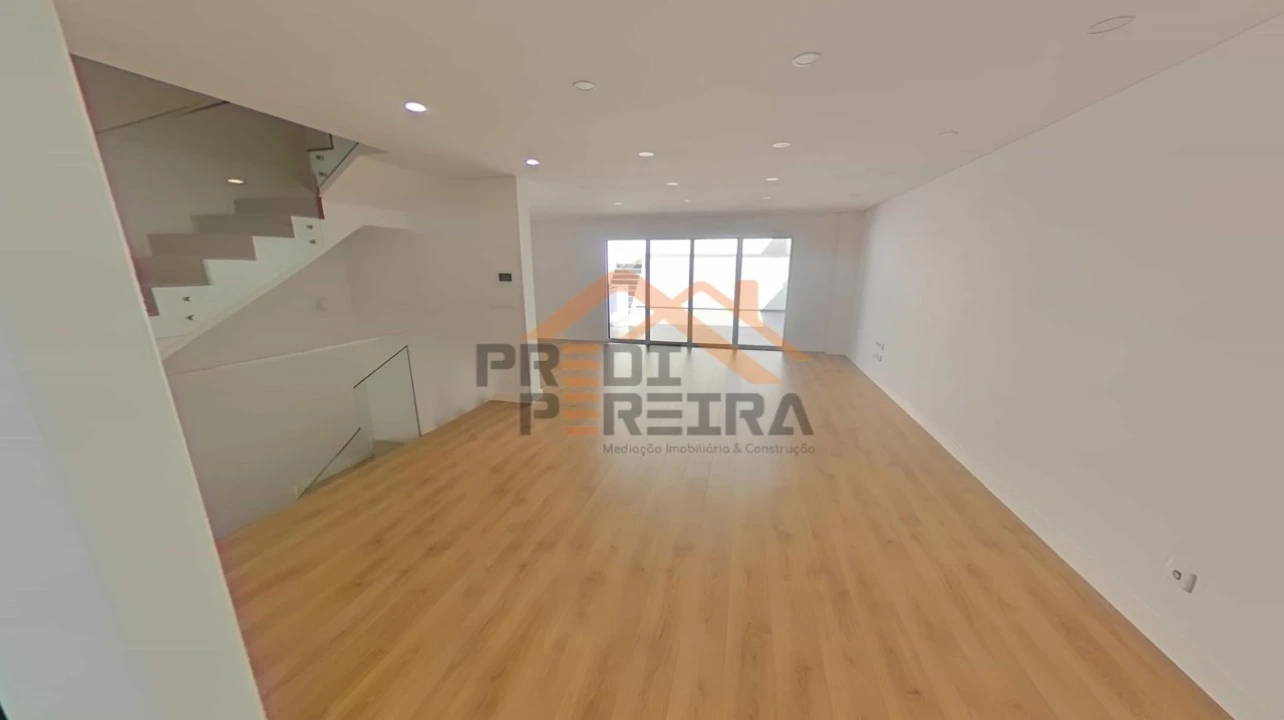 Moradia T4 para Venda em Ramada e Caneças Foto 7