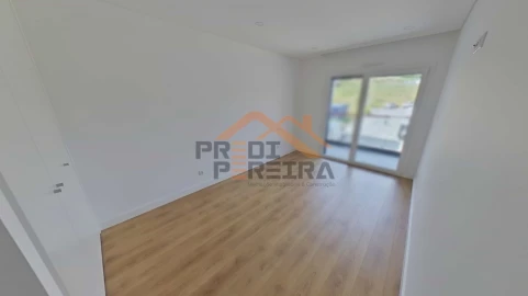 Apartamento T3 para Venda em Santo António dos Cavaleiros e Frielas