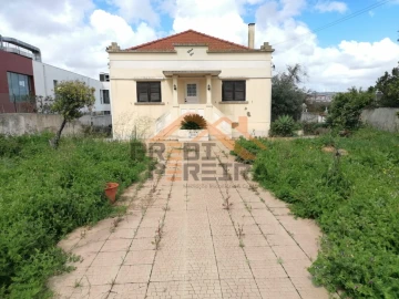 Moradia T7 para Venda em Loures