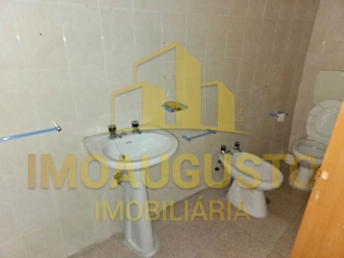 Loja para Arrendamento em Guarda Foto 9