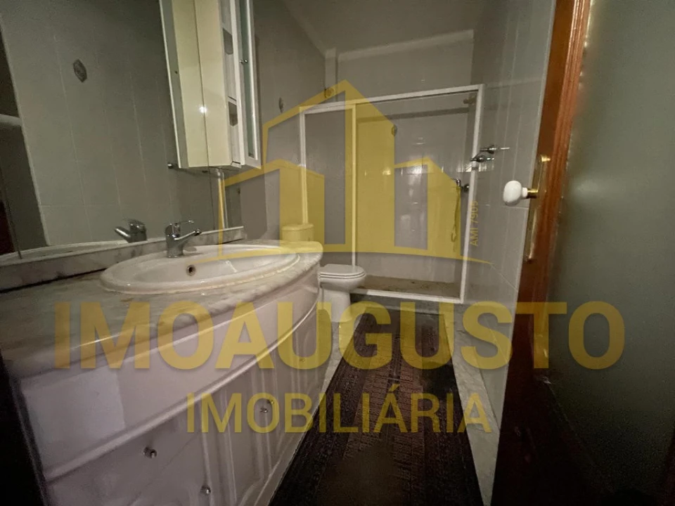 Moradia T4 para Venda em Guarda Foto 7