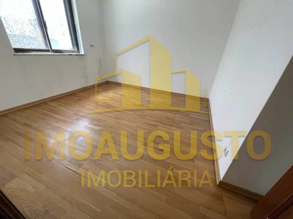 Moradia T4 para Venda em Guarda Foto 8