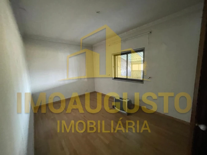 Moradia T4 para Venda em Guarda Foto 10