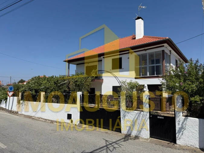 Moradia T4 para Venda em Lajeosa e Forcalhos Foto 1