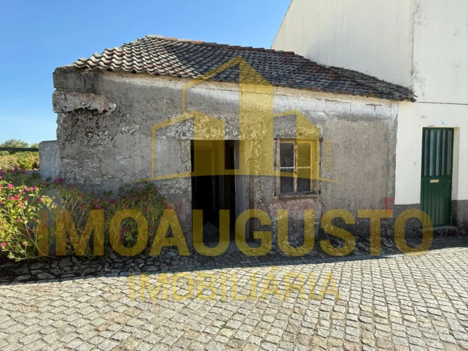 Moradia T2 para Venda em Castelo Mendo, Ade, Monteperobolso e Mesquitela Foto 1
