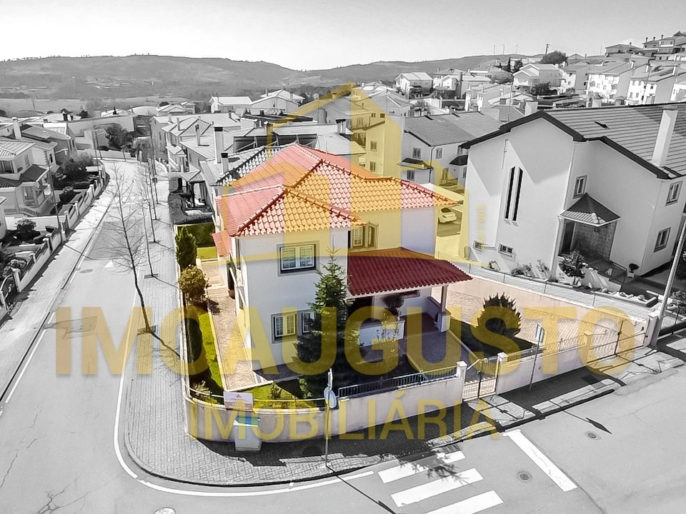 Moradia T4 para Venda em Guarda Foto 1