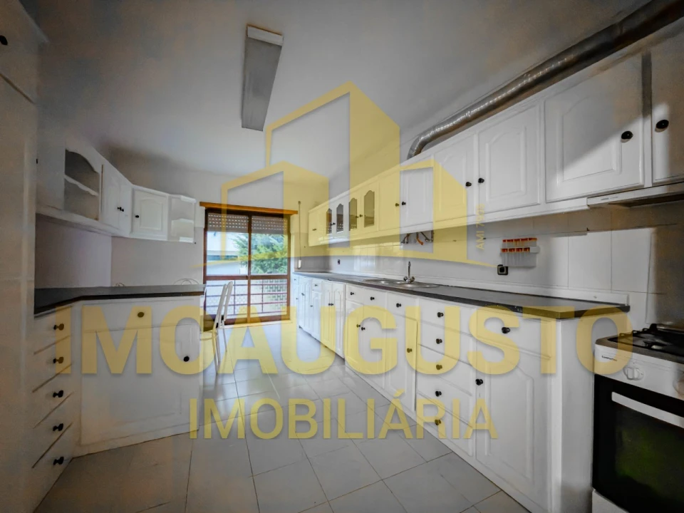 Moradia T3 para Venda em Guarda Foto 1