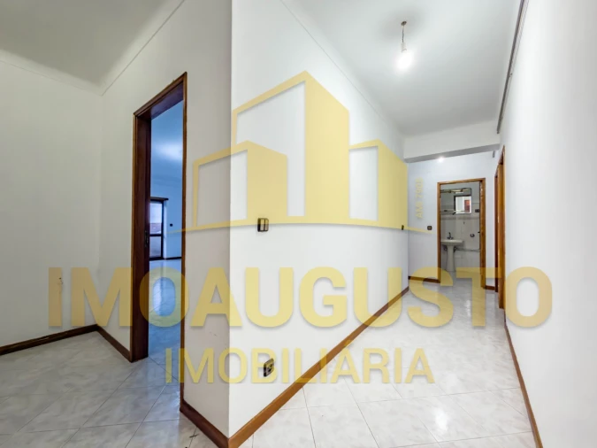 Moradia T3 para Venda em Guarda Foto 2