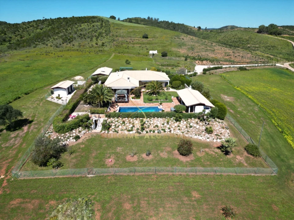 Moradia T4 para Venda em Bensafrim e Barão de São João Foto 1