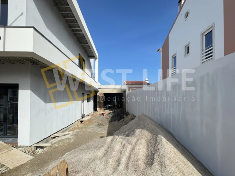 Moradia T3 para Venda em Encarnação Foto 4