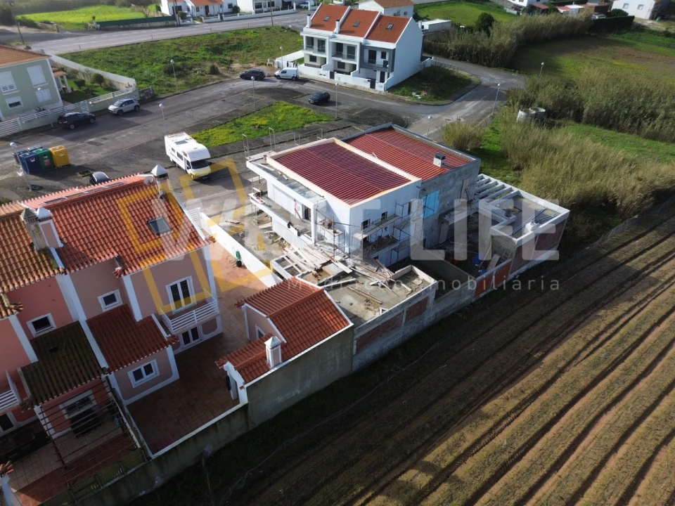 Moradia T3 para Venda em Encarnação Foto 12