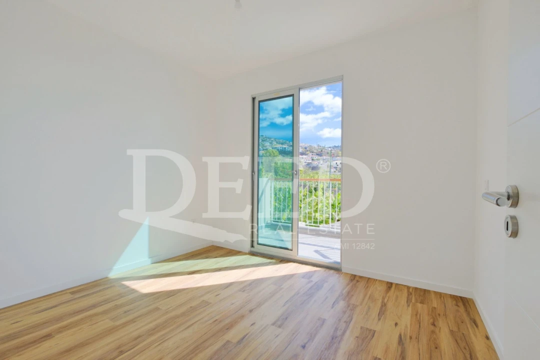 Moradia T4 para Venda em Funchal (Santa Luzia) Foto 6