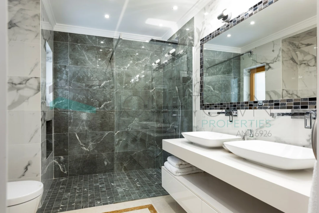 Moradia T5 para Venda em Quarteira Foto 15