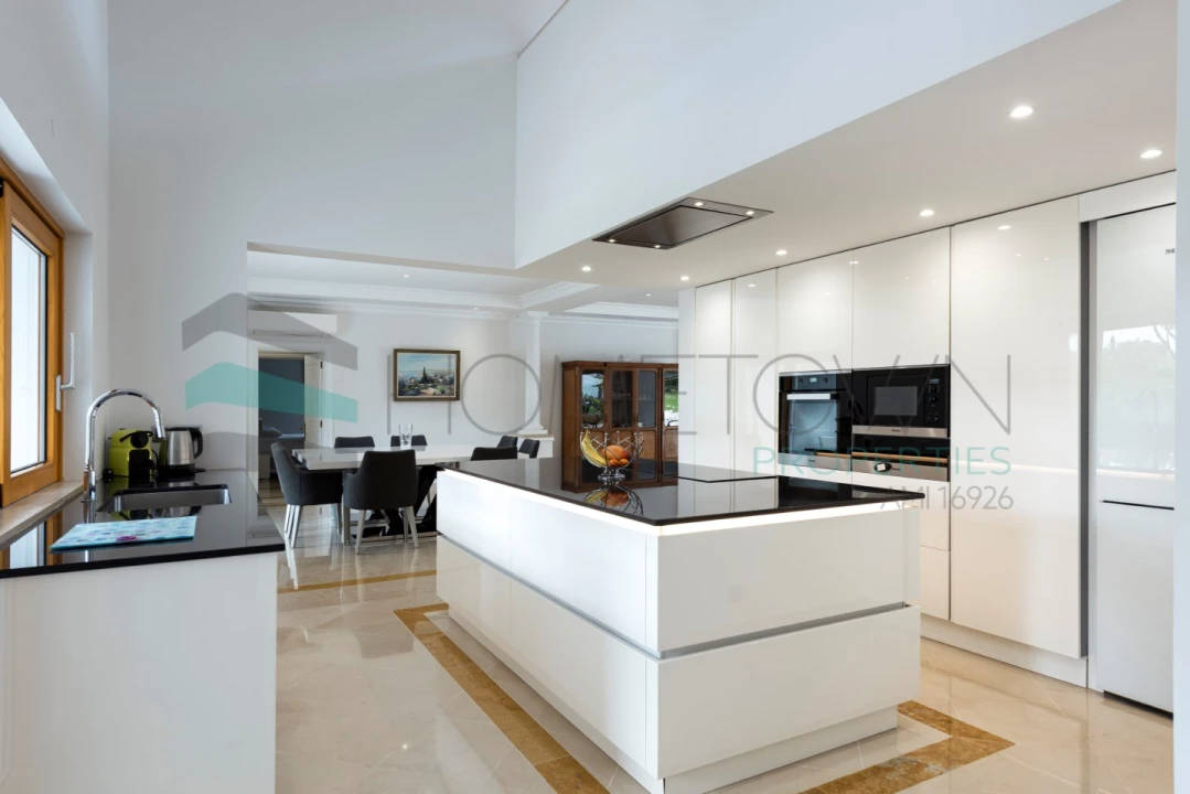 Moradia T5 para Venda em Quarteira Foto 4