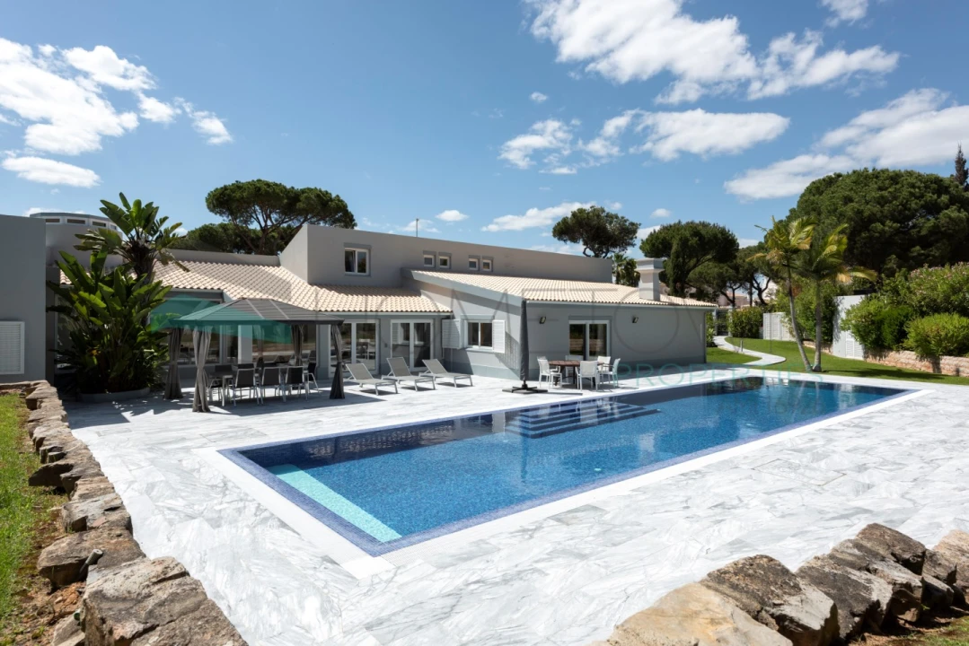 Moradia T5 para Venda em Quarteira Foto 1