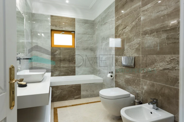 Moradia T5 para Venda em Quarteira Foto 18