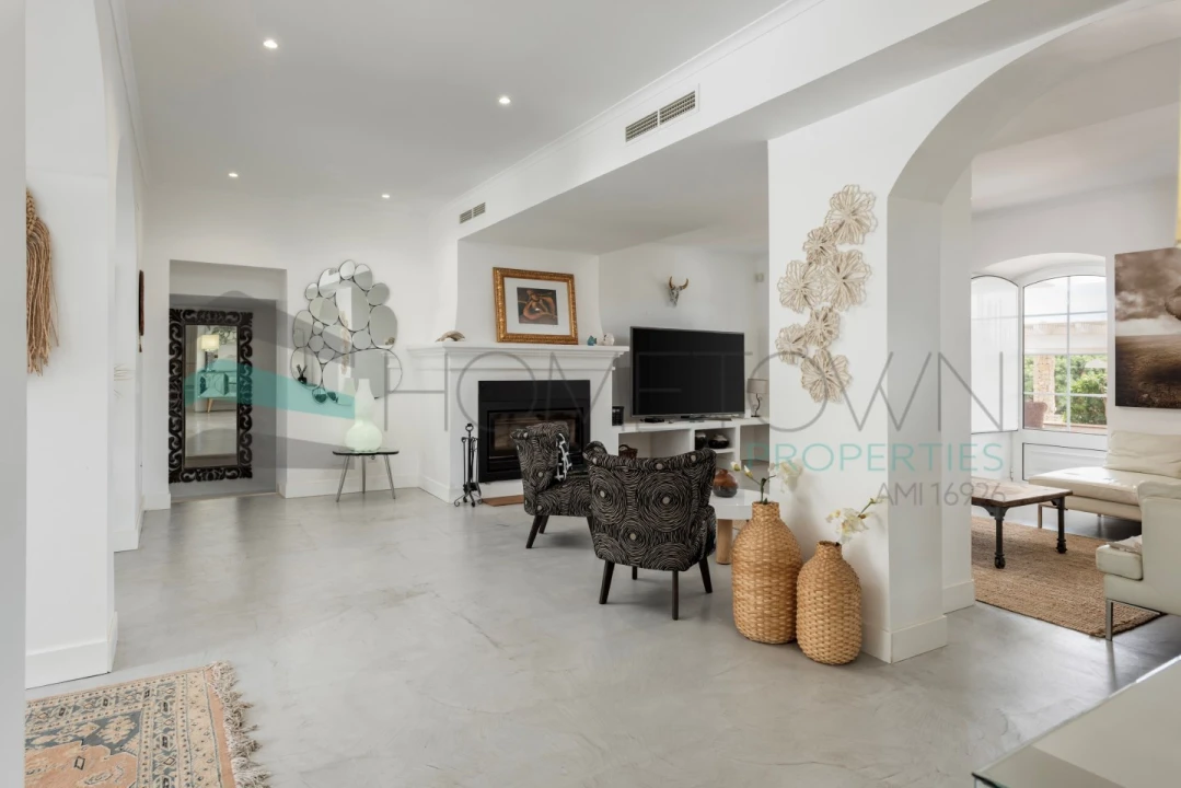 Moradia T7 para Venda em Santa Barbara de Nexe Foto 14