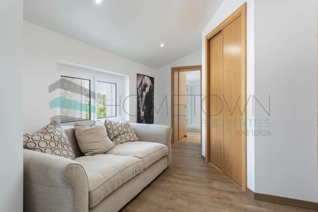 Moradia T7 para Venda em Santa Barbara de Nexe Foto 39