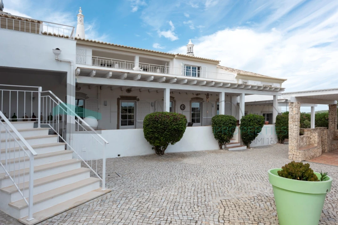 Moradia T7 para Venda em Santa Barbara de Nexe Foto 5