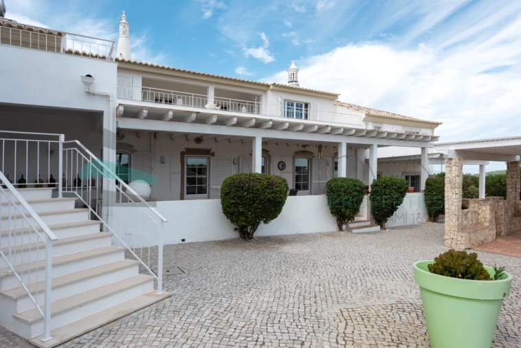 Moradia T7 para Venda em Santa Barbara de Nexe Foto 5