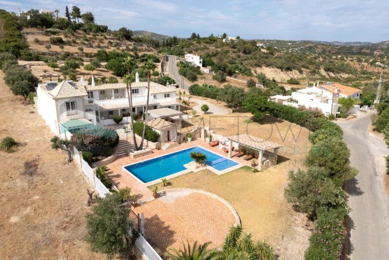 Moradia T7 para Venda em Santa Barbara de Nexe Foto 1