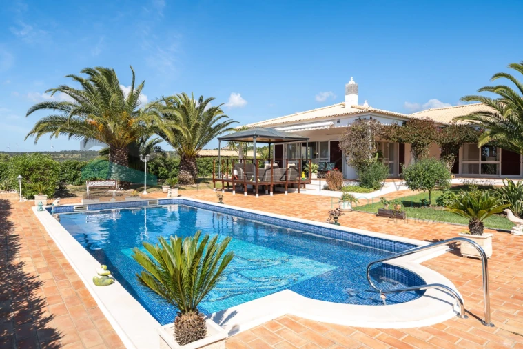 Moradia T4 para Venda em Bensafrim e Barão de São João