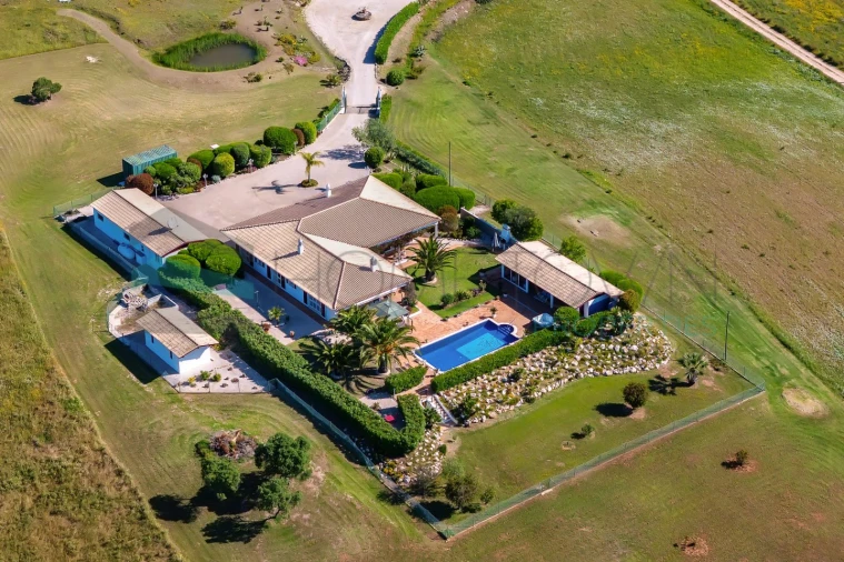 Moradia T4 para Venda em Bensafrim e Barão de São João Foto 2