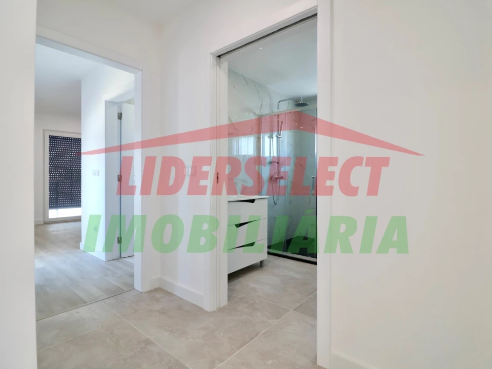 Apartamento T2 para Venda em Santa Maria, São Pedro e Matacães Foto 14