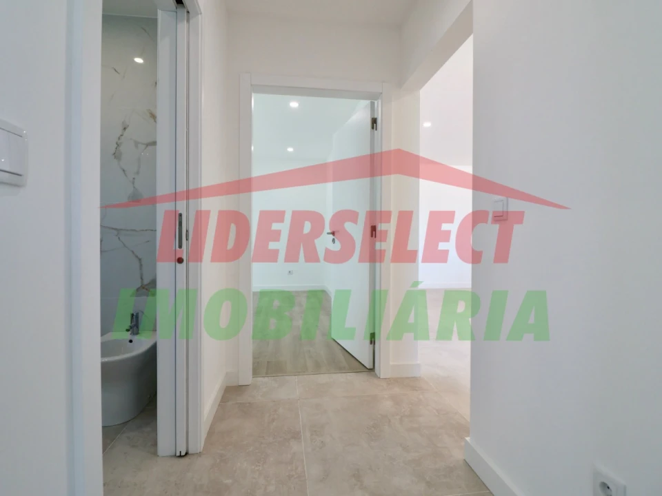 Apartamento T2 para Venda em Santa Maria, São Pedro e Matacães Foto 15