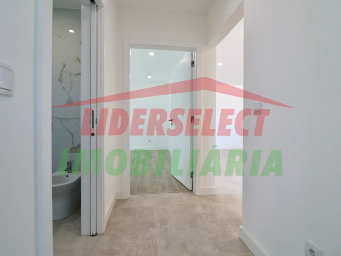 Apartamento T2 para Venda em Santa Maria, São Pedro e Matacães Foto 15