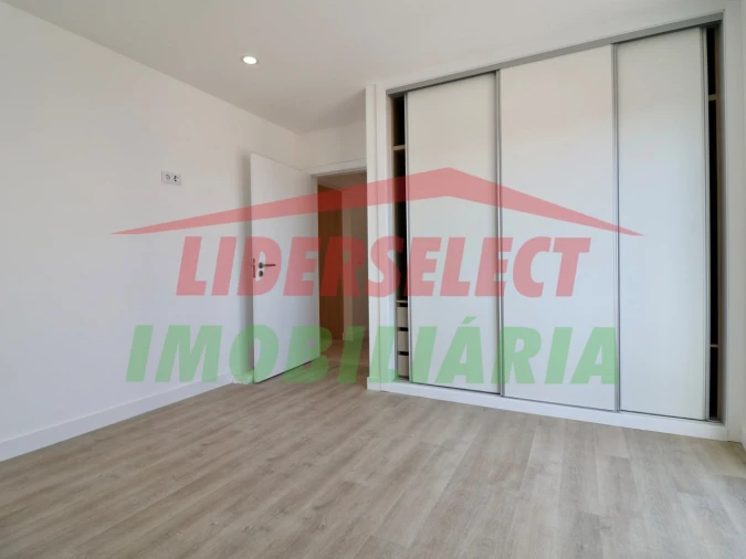 Apartamento T2 para Venda em Santa Maria, São Pedro e Matacães Foto 17