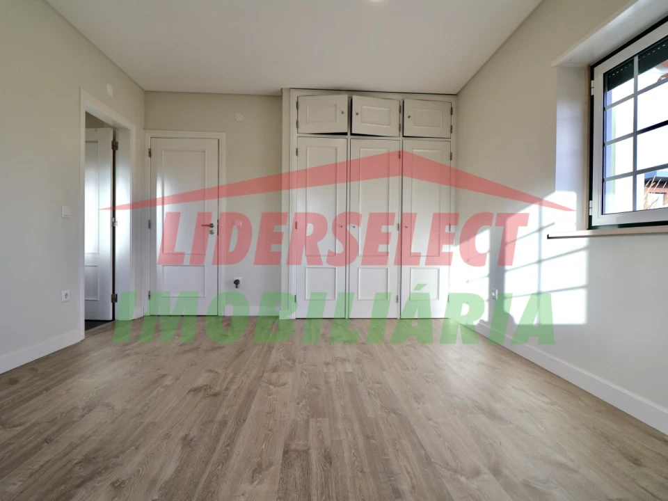 Moradia T4 para Venda em Silveira Foto 35