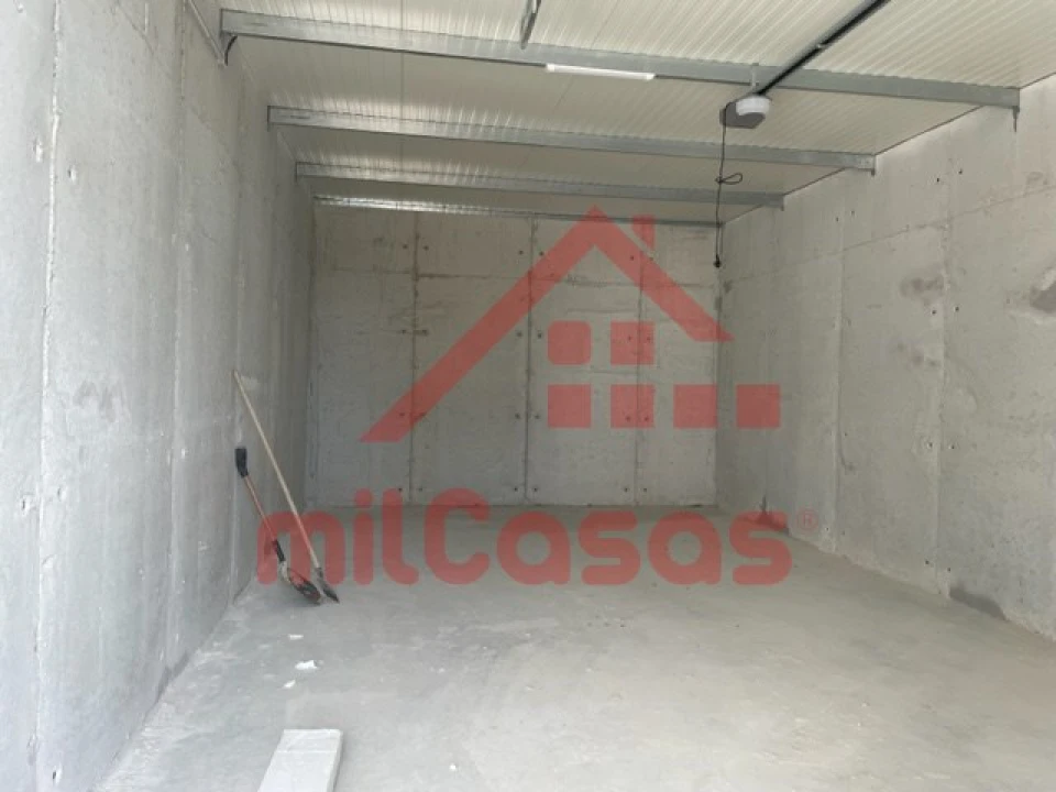 Garagem para Arrendamento em Santa Maria, São Pedro e Matacães Foto 3