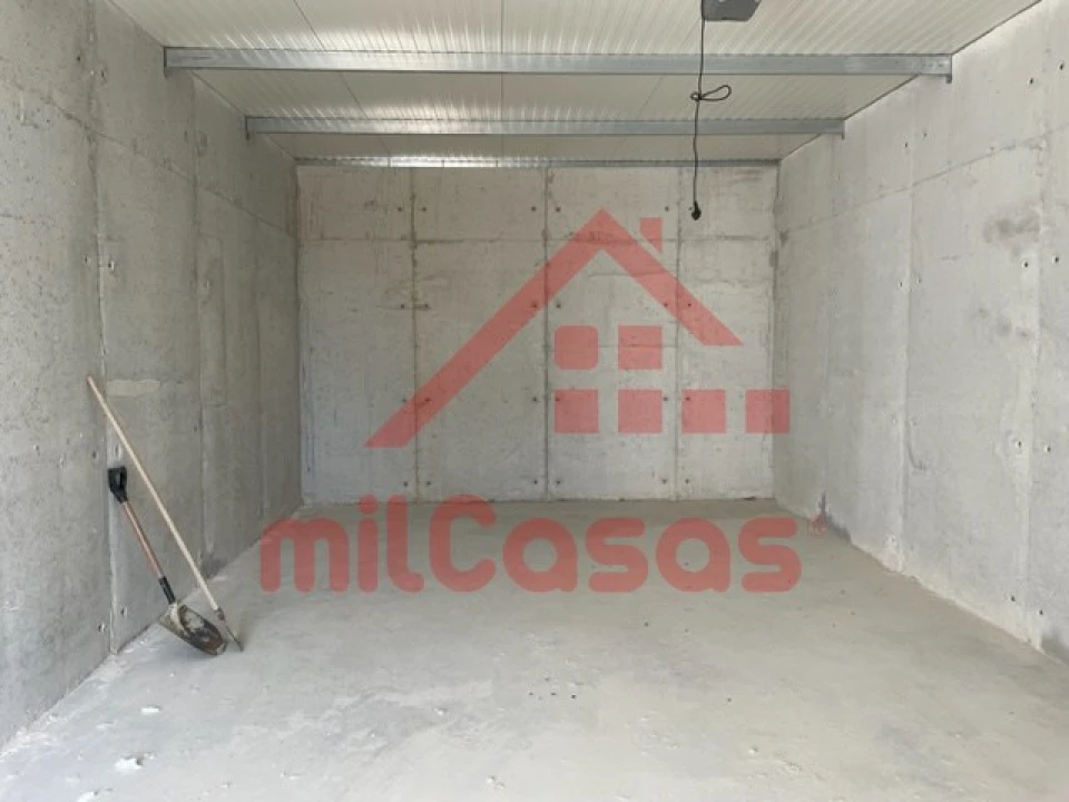 Garagem para Arrendamento em Santa Maria, São Pedro e Matacães Foto 4