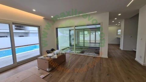 Moradia T4 para Venda em Charneca de Caparica e Sobreda