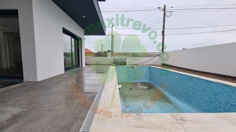 Moradia T4 para Venda em Charneca de Caparica e Sobreda