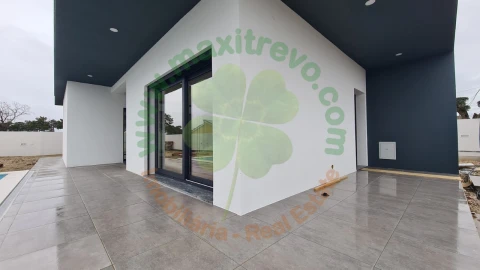 Moradia T4 para Venda em Charneca de Caparica e Sobreda